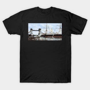 CONSTRUCTION OF TOWER BRIDGE AND THE SS RUAHINE T-Shirt